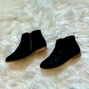 💕Sz 2 super cute black booties!